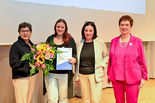  Manuela Resch wird zur 500.Teilnehmerin gekürt.