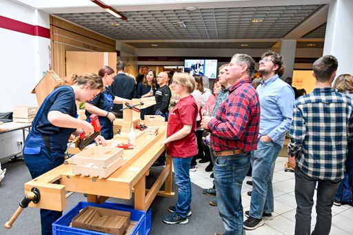 Vorschau Bild von Die FAB Ausbildungsprojekte AIB und Virtual Office
präsentieren den Gästen ihre Arbeitsbereiche.