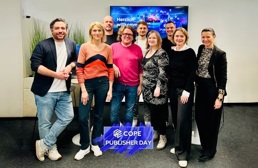 Vorschau Bild von 1. COPE Publisher Day: Vlnr: Pierre Greber (COPE),
Lilian Fuchs (BurdaForward), Lasse Nordsiek (Equativ), Markus
Lauscher (COPE), Thomas Falkenhagen (Equativ), Sabine Schmidt (Axel
Springer), Matthias Dungel (COPE), Maresa Wolkenstein (COPE) &
Marion Stelzer-Zöchbauer (COPE).