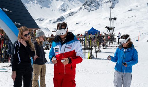 Vorschau Bild von Direkt im Skigebiet konnten die Teilnehmer:innen
der WS Days die VR-Brillen testen und einen Trainingssimulator für
Lawinenrettung ausprobieren.