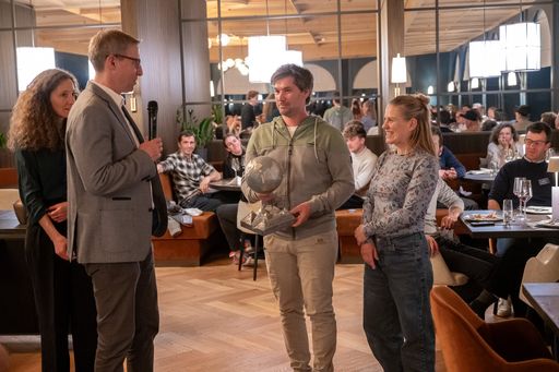  Gerold Santer, Skischulleiter der Skischule Kühtai
FOLLOW ME mit seiner Frau Lydia nehmen den WS Online Award für das
beste Skilehrer:innen-Imagevideo entgegen.