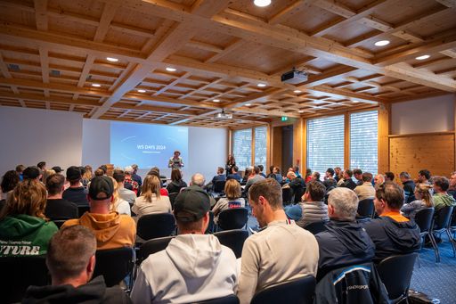 Vorschau Bild von Die Teilnehmer:innen bei der Begrüßung und
offiziellen Eröffnung der WS Days 2024 im Waldhotel Arosa.