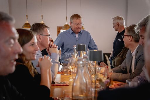 Vorschau Bild von Noldi Heiz, Skischulleiter der Skischule Arosa,
beim gemeinsamen Abendessen und Austausch im Waldhotel