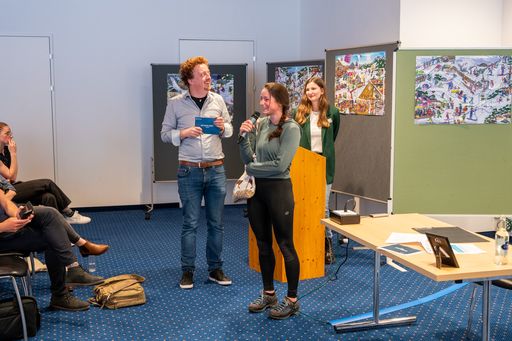 Vorschau Bild von Sarah Berndlbauer, die Illustratorin des
Skischul-Wimmelbuchs, im Interview bei der Präsentation.