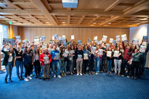 Vorschau Bild von Krönender Abschluss: Die Teilnehmer:innen der WS
Days 2024 halten ihr erstes Exemplar von „Mein Skischul-Wimmelbuch“
in den Händen.