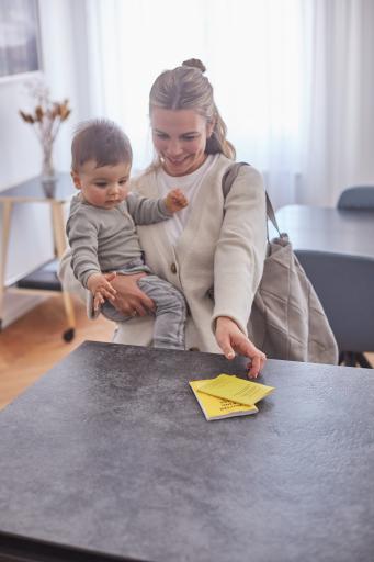 Vorschau Bild von Mutter mit Kind und Impfpass