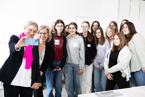  https://www.apa-fotoservice.at/galerie/36835 Wiener Töchtertag am
AIT Austrian Institute of Technology am 25. April 2024 Am Bild:
Brigitte Bach (Geschäftsführerin, Sprecherin der Geschäftsführung
AIT), Leonore Gewessler (Bundesministerin für Klimaschutz, Umwelt,
Energie, Mobilität, Innovation und Technologie) sowie die
Teilnehmerinnen des AIT Töchtertags
