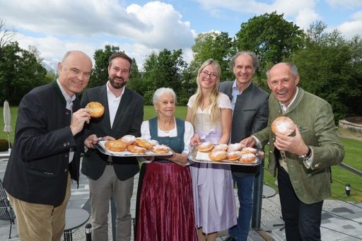 Im Bild v.l.: Rudi Obauer, Landeshauptmann-Stv.
Stefan Schnöll, Maria Gruber, Sophia Jäger, Andreas Jäger (3
Generationen von der Muhreralm im Lungau) und Leo Bauernberger
(Geschäftsführer SalzburgerLand Tourismus).
