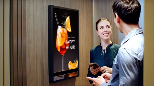 Vorschau Bild von Schindler kooperiert mit einem weiteren Vermarkter
und forciert federführend hochwertige Aufzugsscreens als digitale
Werbeplattform. FRAMEN, wird künftig 150 Screens in der gehobenen
Hotellerie der DACH-Region vermarkten. An einigen Standorten laufen
bereits erste Werbekampagnen im Aufzug und unterhalten die Gäste mit
Infotainment.
