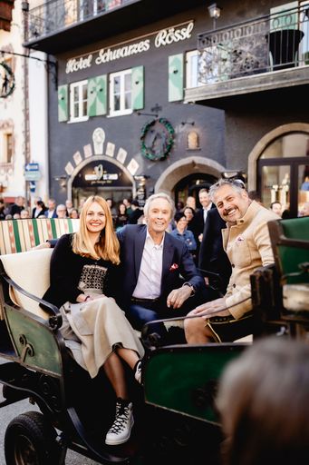 Ankunft mit der Kutsche mit Stargast Peter Kraus
und Gastgebern Benita und Matthias Hinterberger