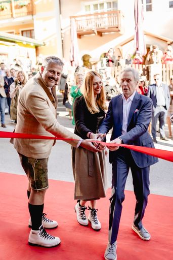 Vorschau Bild von Durchschneiden des Roten Bandes mit Stargast Peter
Kraus und den Gastgebern Benita und Matthias Hinterberger