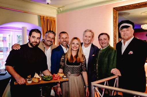 Vorschau Bild von Genussschmied Chef Nicolas Alandete,
Hoteleigentümer Matthias Hinterberger, Rudolf Raffelsberger
Landtagsabgeordneter, Hotelchefin Benita Hinterberger, Peter Kraus,
Bürgermeister St. Wolfgang Franz Eisl und Hotel-Page