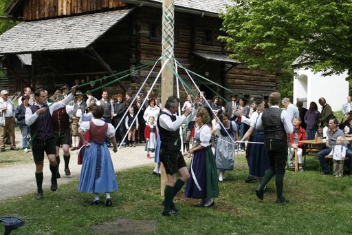  Am Maibaum wird der Bandltanz ausgeführt