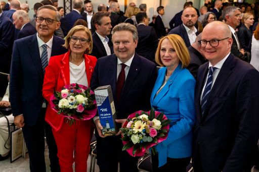 Vorschau Bild von Vlnr: Flughafen-Vorstand Günther Ofner, NÖ
Landeshauptfrau Johanna Mikl-Leitner, Wiens Bürgermeister Michael
Ludwig, 2. Nationalratspräsidentin Doris Bures und Flughafen
Wien-Vorstand Julian Jäger
