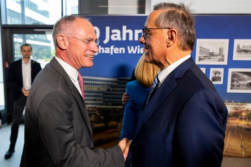 Vorschau Bild von Bundesminister Gerhard Karner und Flughafen
Wien-Vorstand Günther Ofner