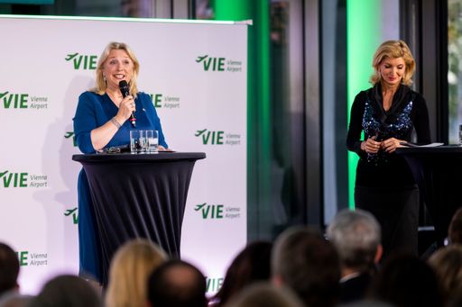 Vorschau Bild von Britische Botschafterin Lindsay Skoll und
Moderatorin Nadja Mader