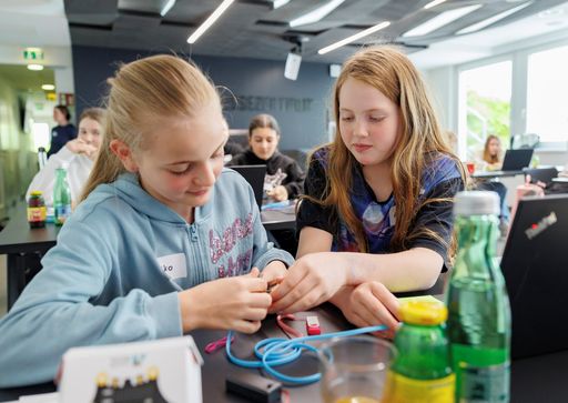 Vorschau Bild von 13 Mädchen zwischen 10 und 16 Jahren nutzten den
Töchtertag, um bei APA-Tech, dem Technologie-Unternehmen der
APA-Gruppe, in die Praxis der Informationstechnologie
hineinzuschnuppern.