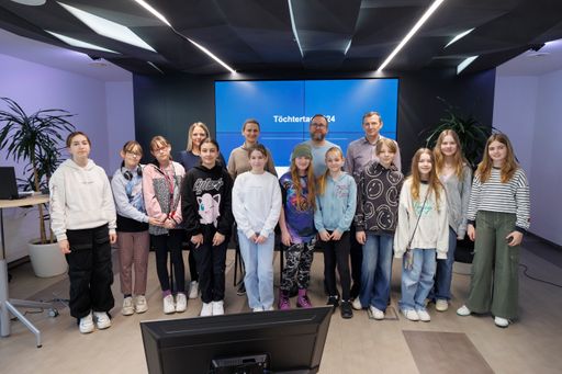 Vorschau Bild von 13 Mädchen zwischen 10 und 16 Jahren nutzten den
Töchtertag, um bei APA-Tech, dem Technologie-Unternehmen der
APA-Gruppe, in die Praxis der Informationstechnologie
hineinzuschnuppern.