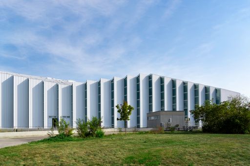 Vorschau Bild von Der Industriebau in Wien, der durch vergleichsweise
geringe technische Komplexität gekennzeichnet ist, beeindruckt die
Jury durch seine klare und skulpturale Formsprache.