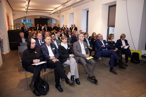 Vorschau Bild von Bei der Preisverleihung im April 2024 in der IG
Architektur in Wien Mariahilf war das Who-is-Who der
österreichischen Alu- & Architekturbranche vertreten.