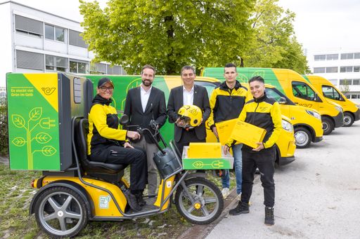 Die Zustellerin Sara Mefailoski, Österreichische Post AG, Stefan
Schnöll, Landeshauptmann-Stellvertreter von Salzburg, Peter Umundum,
Vorstandsdirektor für Paket & Logistik, die Zusteller*innen Varga
Mark und Krisztina Varga, alle Österreichische Post AG. (v.l.)