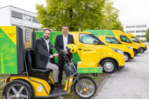 Vorschau Bild von Stefan Schnöll, Landeshauptmann-Stellvertreter von Salzburg, mit
Peter Umundum, Vorstandsdirektor für Paket & Logistik,
Österreichische Post AG. (v.l.)