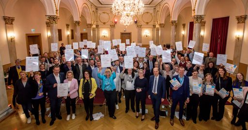 MMag. Dr. Susanne Raab, Bundesministerin für
Frauen, Familie, Integration und Medien, überreichte gemeinsam mit
DI Bgm. Johannes Pressl, Präsident des Österreichischen
Gemeindebundes, und Mag. Christoph Jünger, MBA, Geschäftsführer
UNICEF Österreich, am 25. April 2024 im Konzerthaus Klagenfurt im
Rahmen der Verleihung familienfreundlichegemeinde die Zertifikate an
die Vertreterinnen und Vertreter der Gemeinden.