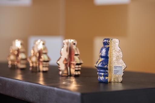Vorschau Bild von Statuen des Houskapreis 2024 sowie die Sonderstatue für den
erstmals vergebenen Mariella-Schurz-Preis.