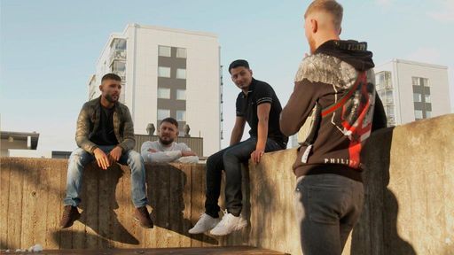 Vorschau Bild von Zur ARTE-Sendung "Re: Bandenkrieg in Schweden eskaliert" Nour
Habib (3. v. r.), saß selbst im Knast, heute hilft er anderen einen
Ausweg aus der Kriminalität zu finden. / Weiterer Text über ots und
www.presseportal.de/nr/9021 / Die Verwendung dieses Bildes für
redaktionelle Zwecke ist unter Beachtung aller mitgeteilten
Nutzungsbedingungen zulässig und dann auch honorarfrei.
Veröffentlichung ausschließlich mit Bildrechte-Hinweis.