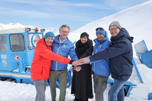 Vorschau Bild von Schneeräumung auf der Großglockner Hochalpenstraße
beim Durchstich am Hochtor