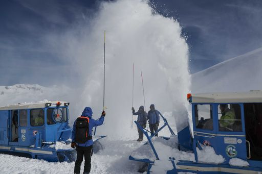 Vorschau Bild von Schneeräumung auf der Großglockner Hochalpenstraße
beim Durchstich am Hochtor