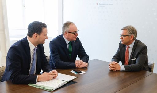 Die beiden Bauernbündler Stephan Pernkopf und Paul
Nemecek konnten Finanzminister Magnus Brunner beim Agrardiesel
überzeugen.