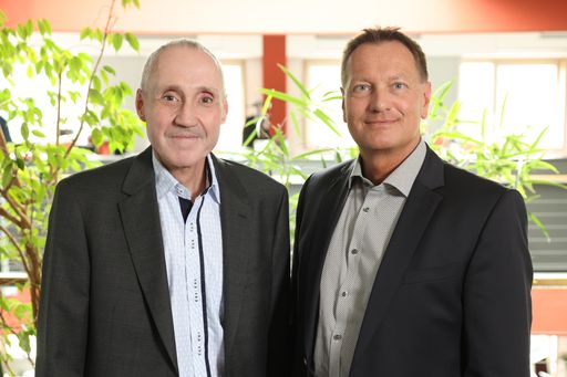 Vorschau Bild von Mag. Michael Dick (links) übernimmt zukünftig die
Leitung der Maklergruppen, Vertriebscontrolling und -administration
sowie Querschnittsthemen bezüglich Vertriebsaufgaben und wird in
seiner neuen Funktion direkt unter der Vertriebsleitung Mag. Roman
Weber (rechts) eingegliedert.