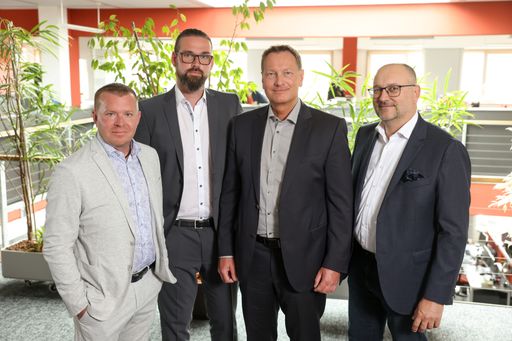  Die neuen Regionsleiter sind per 01.05.2024 für den
österreichweiten Vertrieb innerhalb der neu definierten
Vertriebsregionen verantwortlich. (v.l.n.r. Daniel Kljma, Thomas
Krammel, Vertriebsleiter Mag. Roman Weber und Mag. Andreas Türk)