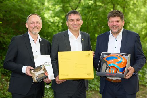 v.l.n.r.: Franz GRAFENDORFER, Forum Wellpappe Austria Peter
UMUNDUM, Vorstandsdirektor für Paket & Logistik, Österreichische
Post AG Stephan KAAR, Sprecher Forum Wellpappe Austria