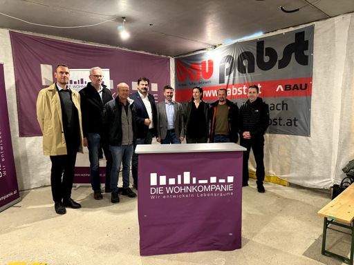 Vorschau Bild von Gruppenbild vlnr: DI Ostwald (PhysCon), Ing.
Sonnleitner (Pabst GmbH), Polier Stamminger (Pabst GmbH), Ing.
Steinbichler (Bürgermeister), DI Pichler (DIE WOHNKOMPANIE), DI Ibi
(Arch. Pfeil), Hr. Polak (ZT Koller), Ing. Zeiler (DIE WOHNKOMPANIE)