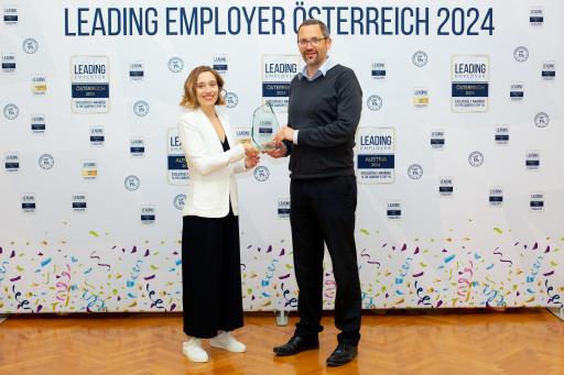 Lindi Utter, CEO von Leading Employers überreicht
Severin Broucek, Geschäftsführer von TFA den "Leading Employer"
Award.