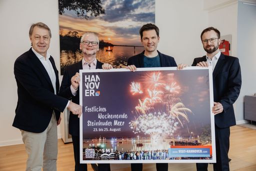  Freuen sich auf das Festliche Wochenende v.l.
HMTG-Geschäftsführer Hans Nolte, SMT-Geschäftsführer Willi Rehbock,
Regionspräsident Steffen Krach, Martin Bostelmannn,
Wirtschaftsförderung Region Hannover / Weiterer Text über ots und
www.presseportal.de/nr/42831 / Die Verwendung dieses Bildes für
redaktionelle Zwecke ist unter Beachtung aller mitgeteilten
Nutzungsbedingungen zulässig und dann auch honorarfrei.
Veröffentlichung ausschließlich mit Bildrechte-Hinweis.