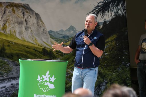 Vorschau Bild von Bundesvorsitzender Andreas Schieder eröffnete die
Feierlichkeiten: „Es ist ein wichtiger Schritt nun auch die
Infrastruktur unseres Wildwasserzentrums in Wildalpen auf den
neuesten Stand gebracht zu haben, um hier unsere Kompetenz gut
weitergeben zu können“.