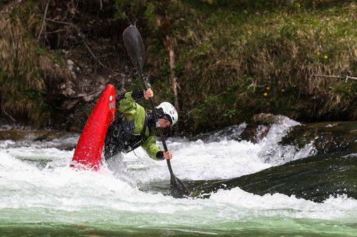 Den krönenden Abschluss bildete eine
Freestyle-Vorführung der Naturfreunde-Kajakpros direkt auf der
Campingplatzwelle.