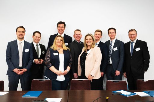 BDIU-Geschäftsführer und neu gewähltes BDIU-Präsidium (von links
nach rechts): Dennis Stratmann, Geschäftsführer / Michael Hoppe,
Beisitzer / Yvonne Wagner, Vize-Präsidentin / Philipp Ganzmüller,
Vize-Präsident / Bernd Krziscik, Beisitzer / Anke Blietz-Weidmann,
Präsidentin / Marcel Hofmann, Beisitzer / Andreas Albrecht,
Schatzmeister / Christian Behrens, Beisitzer / Weiterer Text über
ots und www.presseportal.de/nr/36376 / Die Verwendung dieses Bildes
für redaktionelle Zwecke ist unter Beachtung aller mitgeteilten
Nutzungsbedingungen zulässig und dann auch honorarfrei.
Veröffentlichung ausschließlich mit Bildrechte-Hinweis.