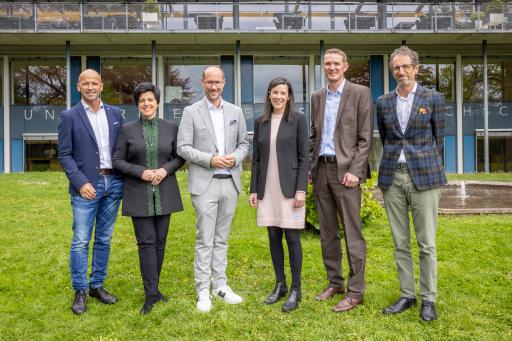 Vorschau Bild von Initiierten das erste alpenweit einzigartige
Ausbildungsprogramm für Nachhaltigkeitskoordinator:innen (v.l.):
Hubert Siller (Leiter MCI Tourismus), Karin Seiler
(Geschäftsführerin der Tirol Werbung), Mario Gerber (Landesrat für
Wirtschaft, Tourismus und Digitalisierung), Ingrid Schneider
(Geschäftsführerin des Verbandes der Tiroler Tourismusverbände),
Wolfgang Lamprecht (Produktmanager WIFI Tirol) und Franz Tschiderer
(MCI Tourismus)