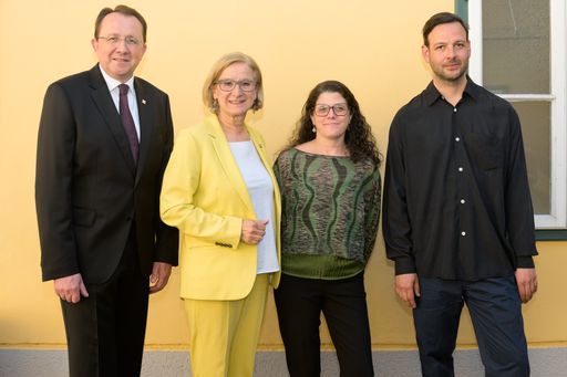 Bürgermeister Matthias Stadler und Landeshauptfrau
Johanna Mikl-Leitner mit Angelika Schopper (Operative
Geschäftsführerin der Tangente) und Tarun Kade (Kuratorischer Leiter
der Tangente)
