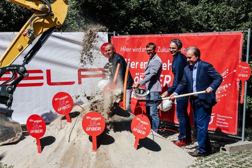Fotohinweis (v.l.): Holger Geserick (Geschäftsführer REELA),
Christian Nemeth (CCO öGIG), Kurt Hohensinner (Stadtrat Graz) und
Peter Mayr (Bezirksvorsteher Graz-Waltendorf) am 30.4.2024 beim
Spatenstich in Graz-Waltendorf, bei dem der öFIBER Glasfaser-Ausbau
offiziell besiegelt wurde.