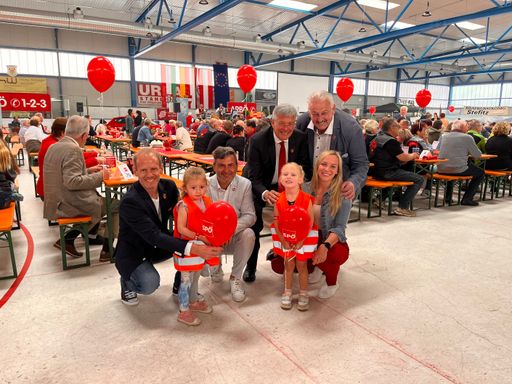  Von links: LGF Andreas Sucher, Bgm. Markus
Lakounigg, LH Peter Kaiser, Bezirksparteivorsitzender LAbg. Hermann
Srienz, LAbg. Manuela Lobnik