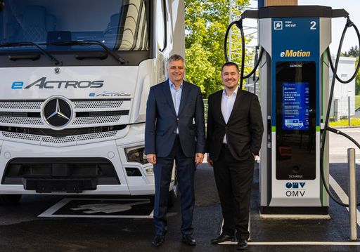 v.l.n.r.: Gerd Pollhammer (Head of Siemens Smart
Infrastructure Österreich) und Michal Kubinec (Leiter des OMV
Tankstellengeschäfts in Österreich). (c) Siemens