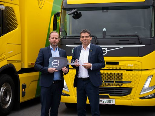 Von links: Erich Plochberger, Manager Vehicle
Sales, Volvo Trucks Österreich, übergibt die Schlüssel für die
ersten zwei E-LKW an Peter Umundum, Vorstandsdirektor für Paket &
Logistik, Österreichische Post AG