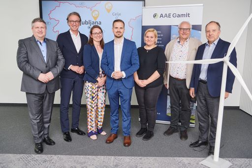 v.l.n.r. Richard Kalcik (Geschäftsführer,
ÖKOENERGIE Beteiligungs GmbH), Leonhard Schitter (CEO, Energie AG
Oberösterreich), Sabine Zerobin (Energie AG Oberösterreich), Janez
Tratnik (Geschäftsführer, AAE Gamit), Mateja A.Kegel (AAE Gamit),
Wilfried Klauss (Geschäftsführer, AAE Naturstrom) und Stephan Kern
(Wietersdorfer Gruppe)