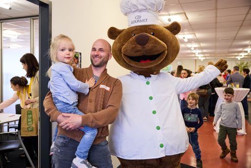 Auch der Bär Gourmelino, das Maskottchen von GOURMET Kids, durfte
beim Tag der offenen Tür nicht fehlen und hat im gesamten Haus gute
Laune verbreitet.