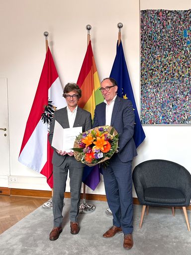 Martin Zach bei der Dekretverleihung mit Bundesminister Johannes
Rauch